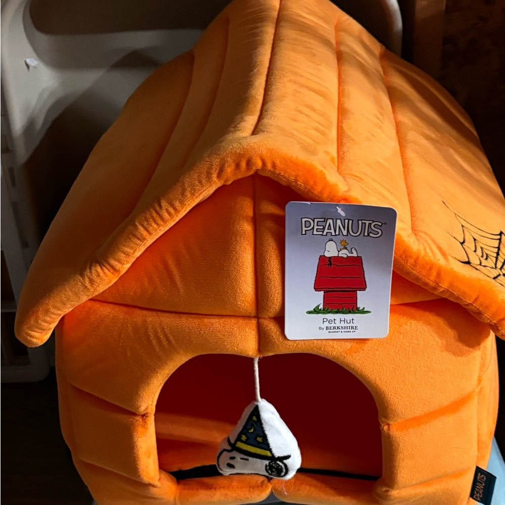 Berkshire Peanuts Snoopy Pet Hut bed